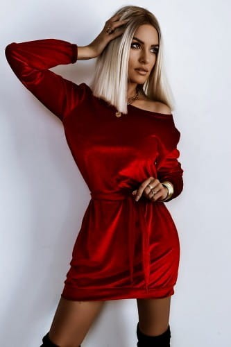 W luźnym kroju sukienka typu kimono, wiązanie podkreśla talię w kolorze czerwonym