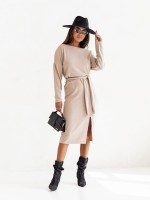 Elegancka Sukienka Prążkowana z Rozcięciem - Uniwersalna i Stylowa