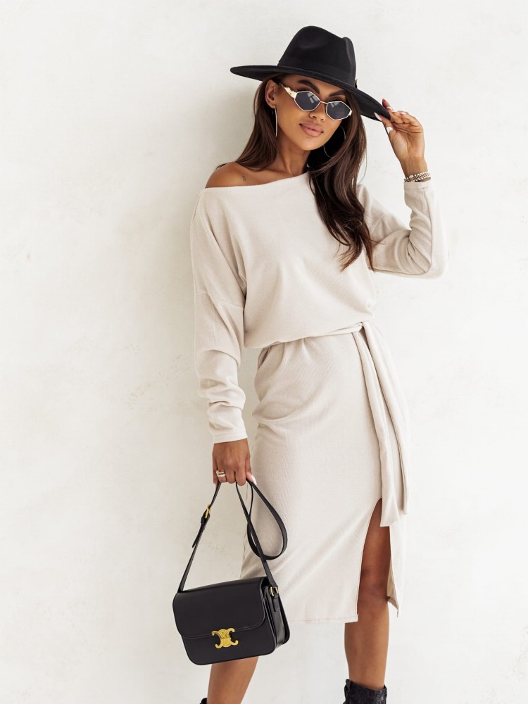 Elegancka Sukienka Prążkowana z Rozcięciem - Uniwersalna i Stylowa