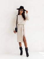 Elegancka Sukienka Prążkowana z Rozcięciem - Uniwersalna i Stylowa